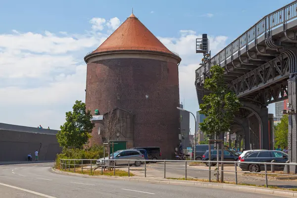 Hamburg, Almanya - 30 Haziran 2019: Baumwall Barınağı şu anda bir restorana ev sahipliği yapan eski bir hava saldırısı sığınağı.