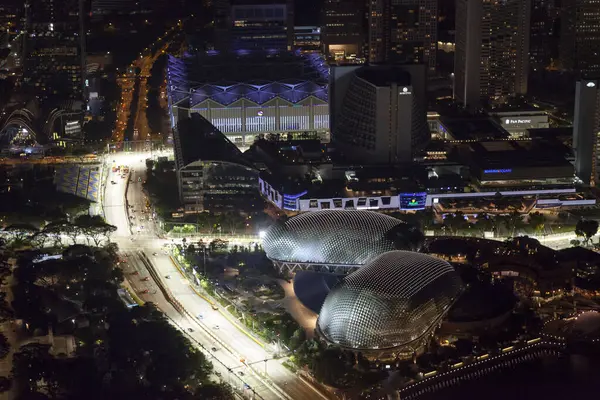 Merkez Çekirdek, Singapur - Eylül 05 2018: Körfezdeki Esplanade Tiyatrosu 'nun (Esplanade Tiyatrosu ya da basitçe The Esplanade olarak da bilinir) geceleri Singapur Nehri' nin ağzında yer alan bir sahne sanatları merkezi..