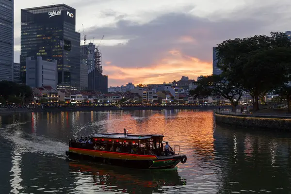 Merkez Çekirdek, Singapur - Eylül 05 2018: Tekne Singapur Nehri 'nde arkasında..