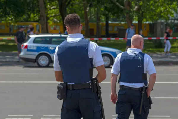 Berlin Tyskland Juni 2019 Två Officerare Vid Ordnungsamt Skottsäkra Väst Stockbild