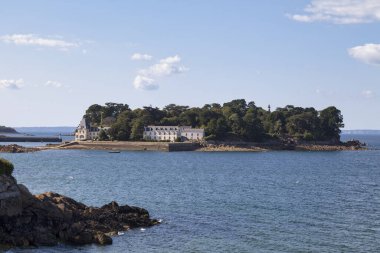 Tristan Adası güneybatı İngiltere 'de Douarnenez limanında Pouldavid Estuary' nin ağzında yer almaktadır..