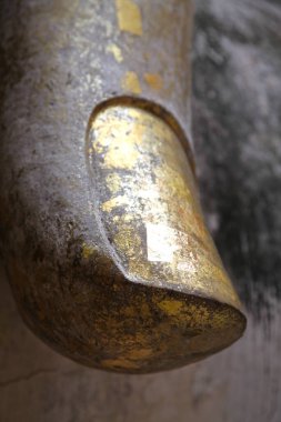 Sukhothai, Tayland 'daki Wat Si Chum' da Buda heykelinin tırnağına yaklaş..