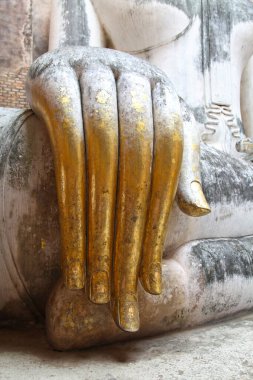 Sukhothai 'deki Wat Si Chum' da Buda heykelinin eline yaklaş..