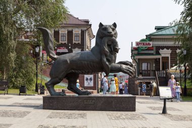 Irkutsk, Rusya - 27 Temmuz 2018: Dauria 'nın eski sembolünü temsil eden şehir merkezinde bronz heykel: ağzında samur olan bir Sibirya kaplanı.