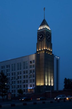 Krasnoyarsk, Rusya - 23 Temmuz 2018: Krasnoyarsk Büyük Ben gece aydınlandı.