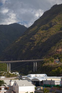 Saint-Denis, Reunion - 14 Temmuz 2014: Saint-Denis nehrinden geçen Pont Vinh-San 'ın 350 metre yukarıdaki La Montagne Lieu-dit' e tırmanan dolambaçlı bir yola erişimi.