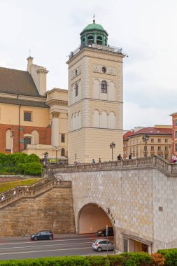 Varşova, Polonya - Haziran 08 2019: Eski kasabadaki St. Anne Kilisesi 'nin çan kulesi.