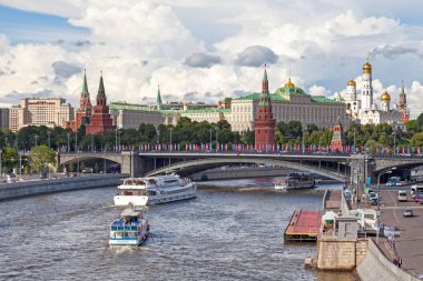 Moskova, Rusya - 08 Temmuz 2018: Moskva Nehri 'nin karşısındaki Moskova Kremlin Duvarı Büyük Çan Kulesi, Başmelek Katedrali, Annunciation Katedrali, Grand Kremlin Sarayı ve Bolshoy Kamenny Köprüsü.
