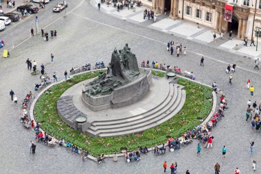 Prag, Çek Cumhuriyeti - 14 Haziran 2018: Eski Şehir Meydanı 'nın sonundaki Jan Hus Anıtı' nın havadan görünüşü.