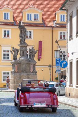 Prag, Çek Cumhuriyeti - 15 Haziran 2018: Vaftizci Yahya Heykeli 'ne giden antika araba, Old Royal Post' un karşısında..
