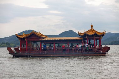 Hangzhou, Çin - 13 Ağustos 2018: Yerel turistlerle dolu Batı gölünü geçen feribot