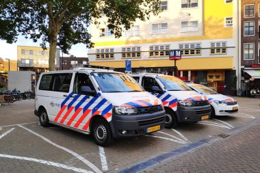Amsterdam, Hollanda - 01 Temmuz 2019: Polis araçları eski kasabadaki bir metro istasyonunun önünde arka arkaya park ettiler.