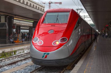 Roma, İtalya - 19 Mart 2018: Roma Terminalinde Frecciarossa. Frecciarossa, İtalyan ulusal tren operatörü Trenitalia 'nın yüksek hızlı bir trenidir ve Le Frecce tren kategorisinin bir üyesidir. Saatte 300 km 'ye kadar (190 mph) hızla çalışır.).
