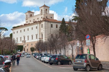Roma, İtalya - 17 Mart 2018: Villa Medici Mannerist bir villa ve Pincian Tepesi 'nde geniş Borghese bahçeleri ile çevrili bir mimari kompleks..