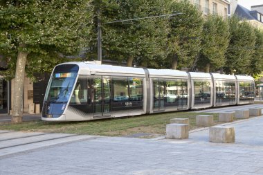 Caen, Fransa - 06 Ağustos 2020: T3 hattının şehir merkezinden geçen tramvayı.