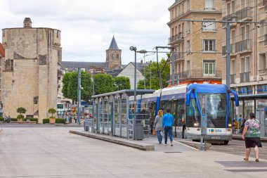 Caen, Fransa - 21 Temmuz 2017: Lastik lastikli tramvay Kale yakınlarında durdu.