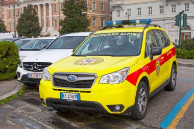 Trieste, İtalya - 08 Nisan 2019: Dağ kurtarma aracı (Soccorso Alpino) limanın yakınına park etti.