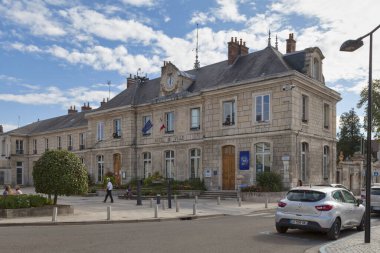 Chambly, Fransa - 09 Eylül 2020: Şehir merkezindeki kilise yakınlarındaki belediye binası.