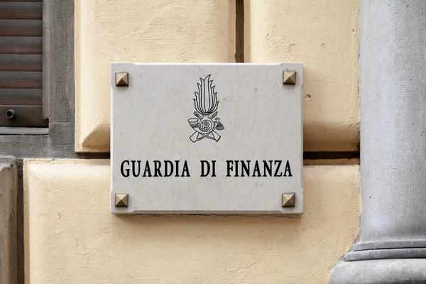 イタリア トリエステ 2019 金融警察署の玄関口で大理石のサイン ガーディア ファイナンシャ ロイヤリティフリーのストック写真