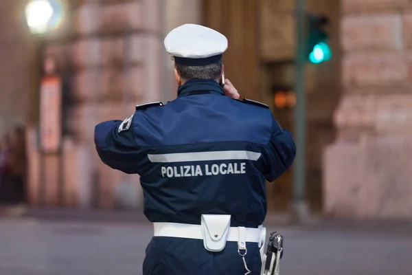 Genua Italië Maart 2019 Officier Van Polizia Locale Aan Telefoon Rechtenvrije Stockafbeeldingen