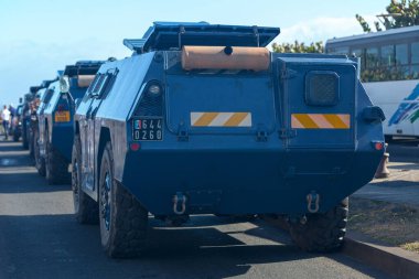 Saint-Denis, La Reunion - 14 Temmuz 2016: Bastille Günü geçit törenine birkaç dakika kala GBGM 'den zırhlı araçlar.
