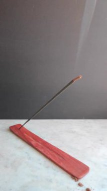Tütsü tutacağının üzerinde duran tütsü çubuğundan çıkan duman.