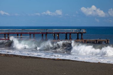 Debarcadere de Saint-Paul (Saint-Paul Landing) yaz gündönümünün dalgalarıyla.