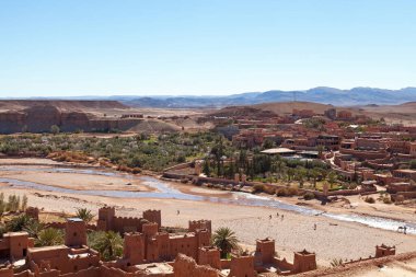 Ait Benhaddou 'nun (Ouarzazate ili) Gecerem köyüne tepeden bakan Ounila Vadisi' nin manzarası).