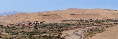 Ounila Vadisi 'nin panoramik manzarası Ait Benhaddou' nun (Ouarzazate ili) Gecerem köyüne tepeden bakan (güçlendirilmiş köy).).