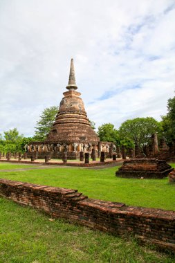 Wat Chang Lom 1286 yılında Sukhothai 'de Ramkhamhaeng' in emriyle inşa edildi. Tapınağın ana yapısı Sri Lanka stili lateral stupa etrafında iki katmanlı kare bir yapıdır..