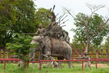 Ayutthaya, Tayland - 08 Ağustos 2007: Bu gerçek boyutlardaki bronz fil heykeli, mahout ve savaşçıları, yüzyıllar önce Ayutthaya 'ya saldıran Birmanyalılara karşı zafer anısına dikildi..