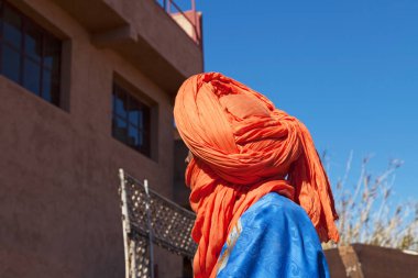 Ait Benhaddou, Fas - 30 Ocak 2019: Çar 'dan çok uzak olmayan yeni kasabada geleneksel Berber kostümlü.