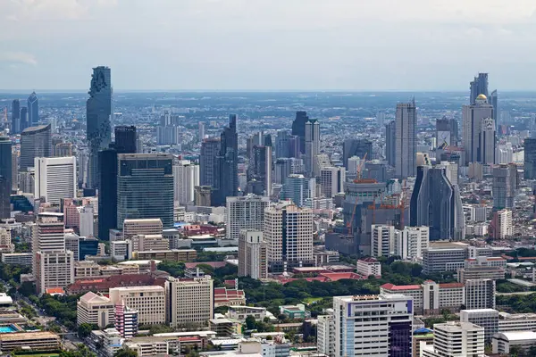 Bangkok, Tayland - 17 Eylül 2018: MahaNakhon, Devlet Kulesi ve Bang Rak 'taki diğer gökdelenler.