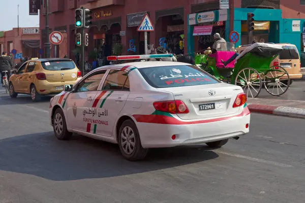 Marakeş, Fas - 16 Ocak 2018: Başkent sokaklarında devriye gezen Surete Nationale 'nin arabası.