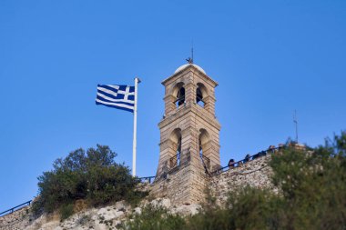 Atina, Yunanistan - 27 Nisan 2019: Agios Georgios Kilisesi 'nin çan kulesi Lycabettus Dağı' nın tepesinde.