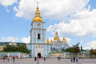 Kiev, Ukrayna - 3 Temmuz 2018: Aziz Michael 's Golden-Domed Manastırı Dinyeper Nehri' nin sağ kıyısında yer alan işleyen bir manastır.