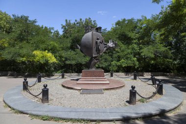 Odessa, Ukrayna - 01 Temmuz 2018: Turuncu Anıt, heykeltıraş Alexander Tokarev 'in şehir tarihindeki unutulmuş ve anekdotal olaylara atıfta bulunduğu bronz bir heykeldir. Rus I. Paul 'u gösteriyor..