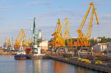 Odessa, Ukrayna - 28 Haziran 2018: Odessa 'nın limanı Ukrayna' nın en yoğun limanıdır. Liman yıl boyunca erişilebilir olmaya devam ediyor ve Ukrayna ekonomisi için hayati bir ithalat / ihracat kanalı görevi görüyor..