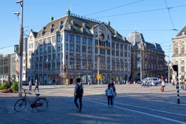 Amsterdam, Hollanda - 27 Ağustos 2017: Dam Meydanı 'nda Madam Tussauds' un arkasında dolaşan turistler