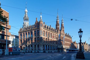 Amsterdam, Hollanda - 27 Ağustos 2017 - Magna Plaza olarak bilinen alışveriş merkezi (eski Amsterdam Ana Postane) Nieuwezijds Voorburgwal 182, Amsterdam, Hollanda 'da bulunan anıtsal bir binadır. 1895-1899 yılları arasında Neo-Gotik 'te inşa edildi. 