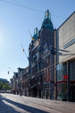 Amsterdam, Hollanda - 27 Ağustos 2017 - Tuschinski Tiyatrosu, Amsterdam 'da Abraham Icek Tuschinski tarafından 1921 yılında 4 milyon gulden karşılığında yaptırılan sinema salonu. İçi ve dışı görkemli bir stil karışımıdır.