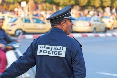 Marakeş, Fas - 15 Ocak 2018: Bir kavşakta trafiği düzenleyen polis.