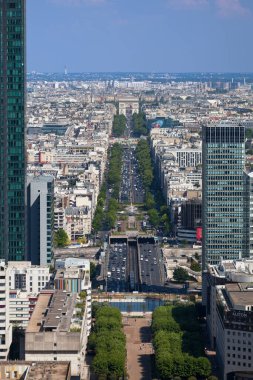 Paris, Fransa - Temmuz 07 2017: La Defense 'ın Büyük Kemeri, Louvre Müzesi, Notre Dame ve Grand Palais de dahil olmak üzere, çatıdan Şanzelize' nin havadan görünüşü.