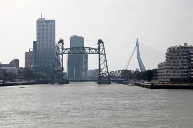 Rotterdam, Hollanda - 26 Ağustos 2017: Noordereiland 'ı (' Kuzey Adası ') ve Rotterdam' ın güneyini bağlayan De Hef (The Lift). Ayrıca Maastoren (Meuse Kulesi), Erasmusbrug (Erasmus Köprüsü) ve Koninginnebrug (Kraliçe Köprüsü) görülebilir.).