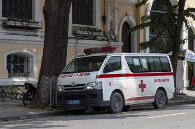 Hanoi, Vietnam - 18 Ağustos 2018: Hoan Kiem Gölü 'nün karşısındaki ambulans.