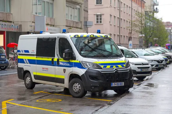 Liubliana Eslovenia Abril 2019 Furgoneta Policial Estacionada Fuera Estación Policía Imágenes de stock libres de derechos