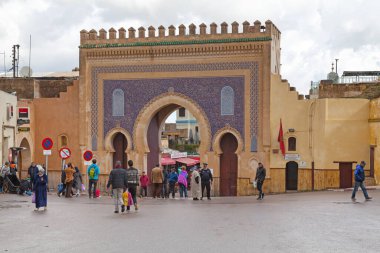 Fez, Fas - Ocak 2019: Bab Abi al-Jounoud ya da Bab Bou Jeloud (Bab Boujeloud ya da Bab Boujeloud olarak da yazılır), Fes el Bali 'nin batı girişi..