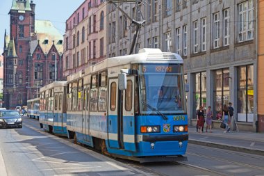 Wroclaw, Polonya - Haziran 04: 2019: 6. hattın tramvayı şehir merkezinde dolaşmaktadır.