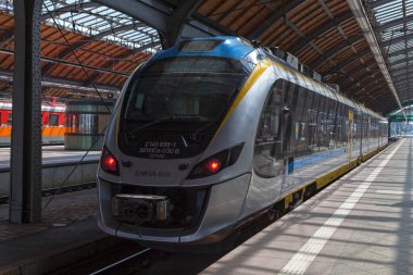 Wroclaw, Polonya - Haziran 05 2019: Wroclaw Glowny tren istasyonunda POLREGIO tarafından işletilen Newag Impuls treni.