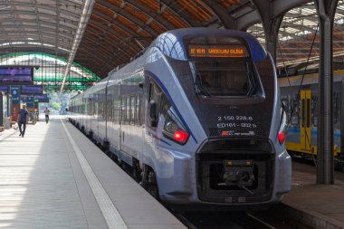 Wroclaw, Polonya - Haziran 05 2019: Pesa Dart treni Wroclaw Glowny tren istasyonunda PKP Intercity tarafından işletildi